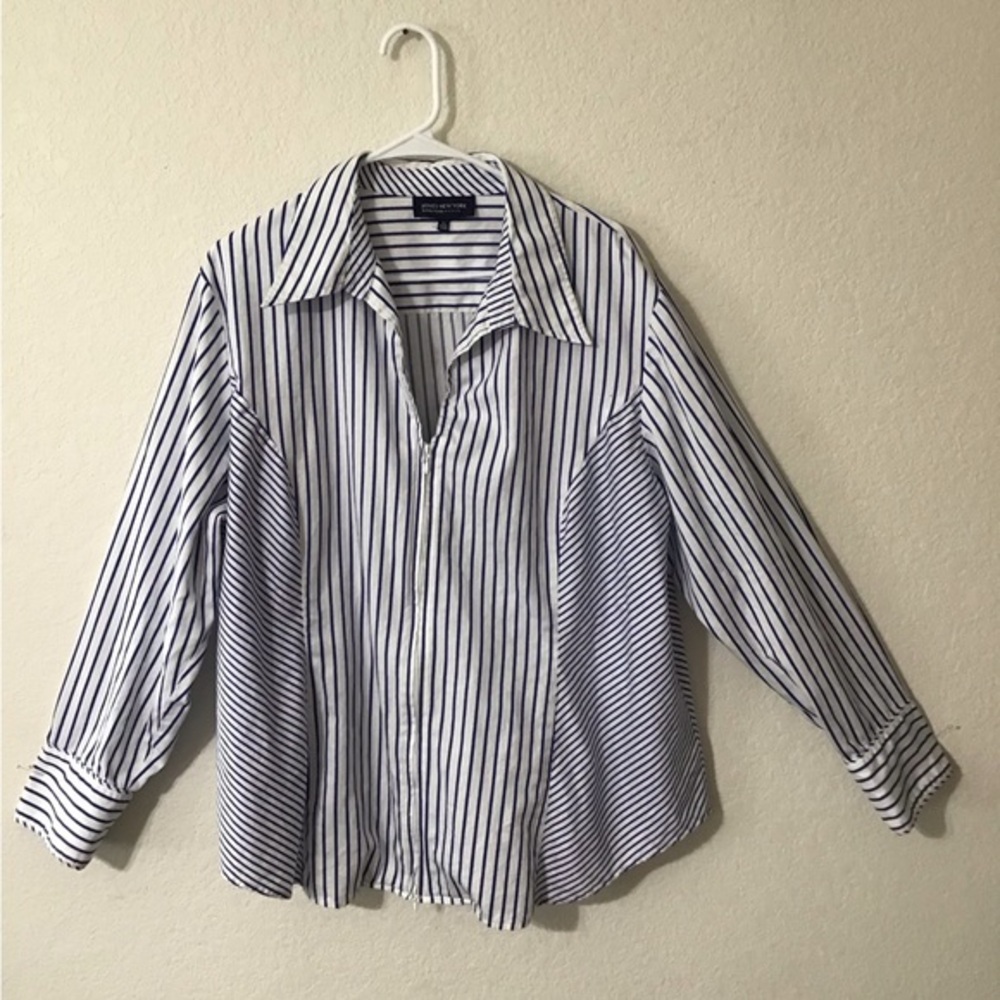 Designer women’s shirt. Jones, New York.
